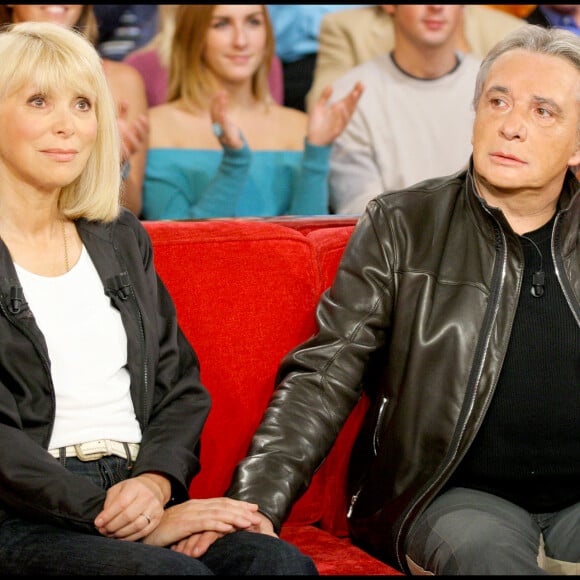 En effet, en 2005, l'artiste était présent sur le plateau de Vivement dimanche aux côtés de Mireille Darc. L'occasion pour l'actrice de revenir sur les dessous de sa rencontre avec Michel Sardou.
Mireille Darc et Michel Sardou sur le plateau de Vivement Dimanche