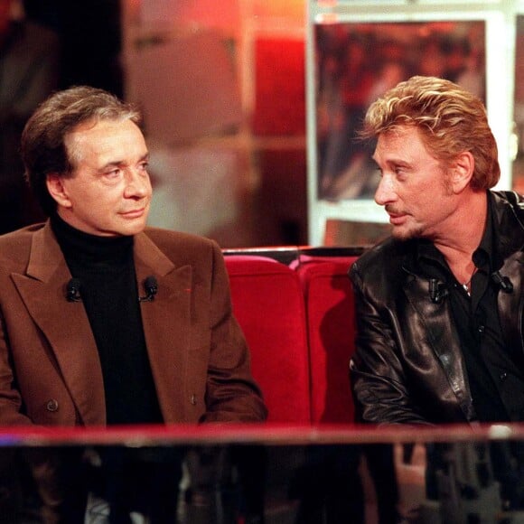 En effet, les téléspectateurs vont pouvoir (re)découvrir son amitié très forte avec l'une de ses idoles, Johnny Hallyday. Et apparemment il n'y a pas que pour le Taulier que le chanteur a ressenti une véritable admiration. 
Michel Sardou et Johnny Hallyday dans Vivement Dimanche