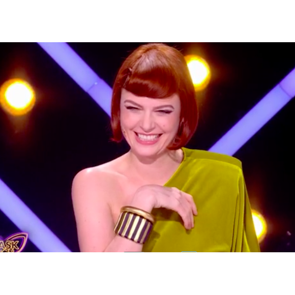 qu'elle portait sans soutien-gorge et qui était vraiment très échancrée sur les côtés.
Les looks sexy d'Elodie Frégé dans "Mask Singer"