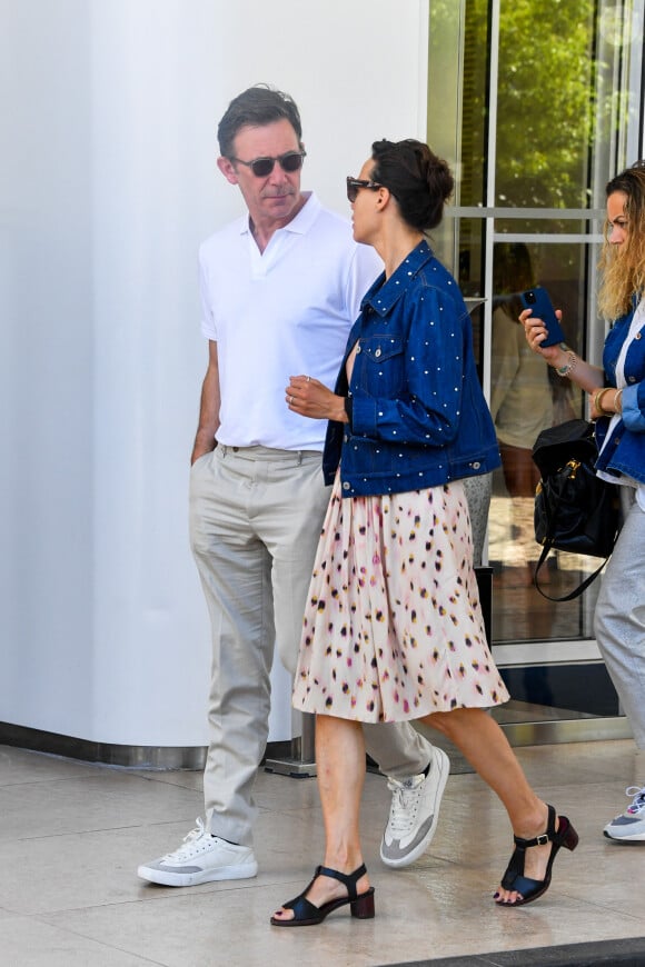 Michel Hazanavicius et Berenice Bejo à la sortie de l'hôtel "Martinez" lors du 75ème Festival International du Film de Cannes, le 19 mai 2022. 