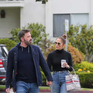 Et sur le tapis rouge
Exclusif - Ben Affleck et Jennifer Lopez se coordonnent en denim lors d'une balade main dans la main à Los Angeles, Californie, Etats-Unis, le 8 mai 2023.