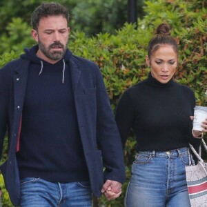 Dans la rue à Beverly Hills
Exclusif - Ben Affleck et Jennifer Lopez se coordonnent en denim lors d'une balade main dans la main à Los Angeles, Californie, Etats-Unis, le 8 mai 2023.