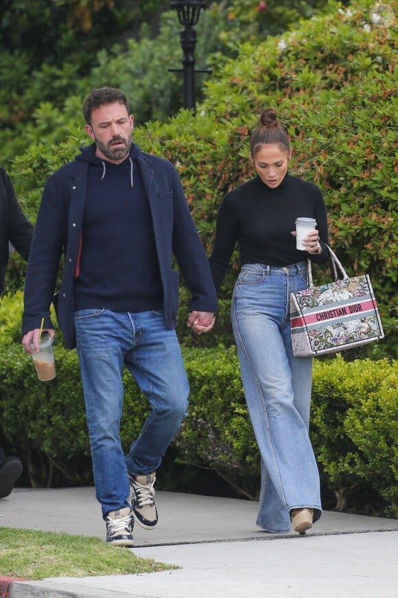 Ils ont été filmés dans une voiture
Exclusif - Ben Affleck et Jennifer Lopez se coordonnent en denim lors d'une balade main dans la main à Los Angeles, Californie, Etats-Unis