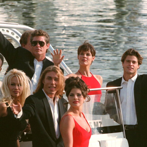 DAVID HASSELHOFF, PAMELA ANDERSON, ALEXANDRA PAUL, DAVID CHARVET, JEREMY JACKSON, GREGORY ALAN-WILLIAMS ET YASMINE BLEETH CELEBRENT LE CENTIEME EPISODE DE LA SERIE "ALERTE A MALIBU" A LOS ANGELES EN 1994