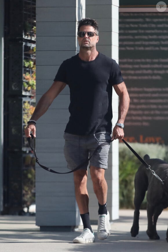 David Charvet promène son chien dans les rues de Malibu le 1er mai 2023. 