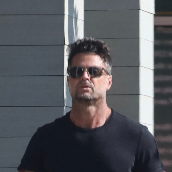 David Charvet promène son chien dans les rues de Malibu le 1er mai 2023. 