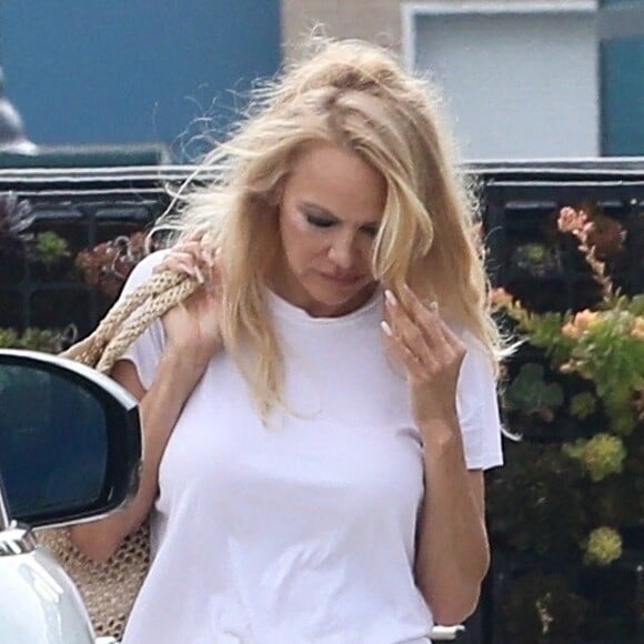 Pamela Anderson, accompagnée d'un mystérieux inconnu, fait du shopping à Malibu, le 13 avril 2023. Des marques autour de ses yeux ressemble à du vitiligo. 