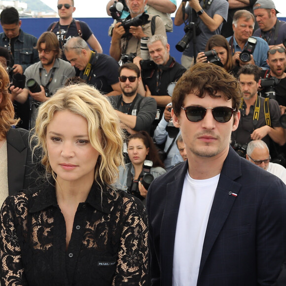 Virginie Efira et son compagnon Niels Schneider au photocall de "Sibyl" lors du 72ème Festival International du Film de Cannes, le 25 mai 2019. © Dominique Jacovides/Bestimage 
