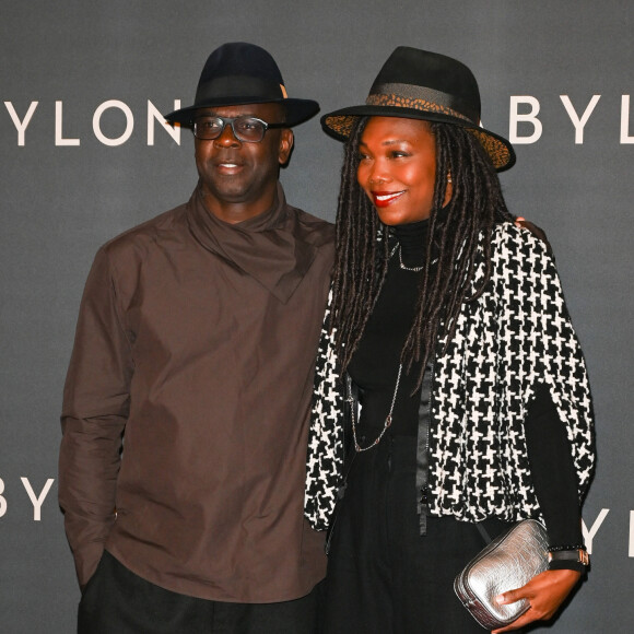 Un quotidien l'a gommée de la photo censée illustrer un article sur son union avec Lilian Thuram.
Lilian Thuram et sa femme Kareen Guiock à la première du film "Babylon" au cinéma Le Grand Rex à Paris, France, le 14 janvier 2023. © Coadic Guirec/Bestimage