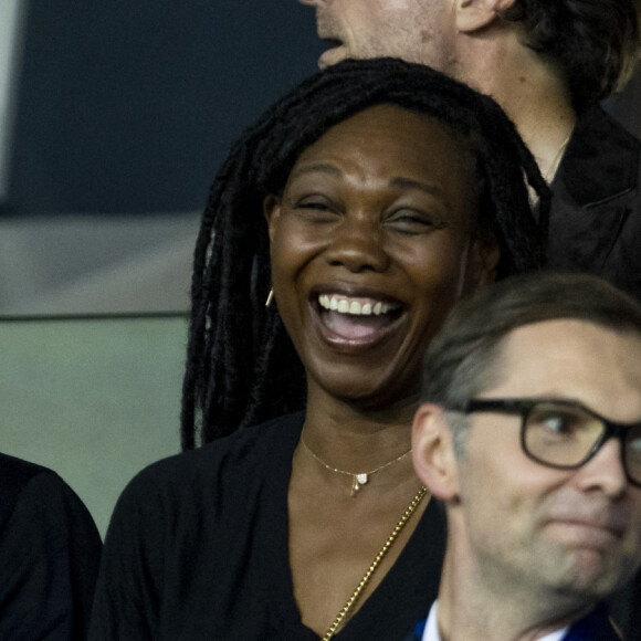 À la place, c'est sa mère qui est apparue auprès de son époux. 
Les jeunes mariés Lilian Thuram et Kareen Guiock - People assistent au match aller de la Ligue des Champions entre le Paris Saint-Germain et la Juventus (2-1) au Parc des Princes à Paris le 6 septembre 2022.