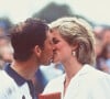 À l'époque, le prince de Galles avait partagé sa terrible expérience avec sa maîtresse Camilla.
Le prince de Galles embrasse Lady Diana