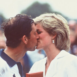 À l'époque, le prince de Galles avait partagé sa terrible expérience avec sa maîtresse Camilla.
Le prince de Galles embrasse Lady Diana