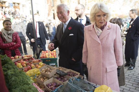 Le prince Charles, prince de Galles, et Camilla Parker Bowles, duchesse de Cornouailles, visitent le marché des producteurs fermiers "Swiss Cottage" à Londres, le 6 novembre 2019.