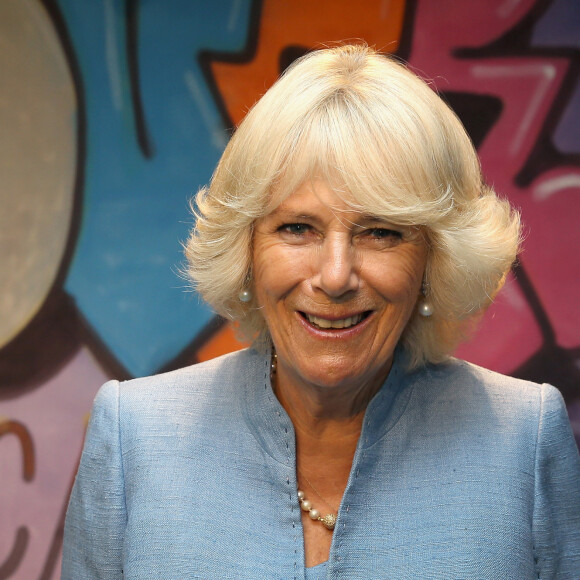 Elle le rencontre bien avant qu'il ne connaisse Lady Diana.
Camilla Parker Bowles, duchesse de Cornouailles, en visite à la YMCA à Llandovery. Le 8 juillet 2015