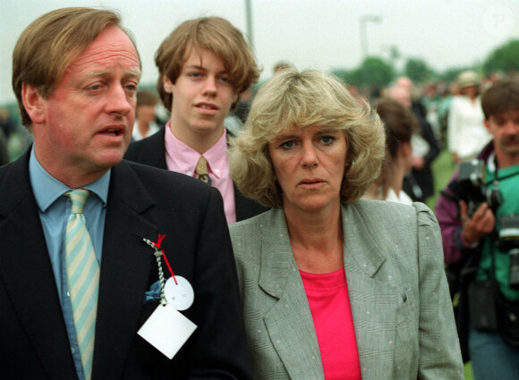 Andrew Parker-Bowles, sa femme Camilla et leur fils Tom lors d'un match de polo à Windsor. Le 7 juin 1992