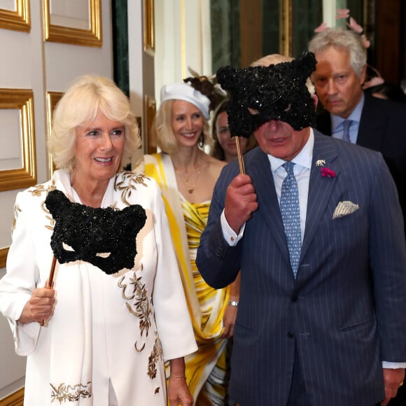 Mais elle refuse de l'épouser.
Le prince Charles, prince de Galles, et Camilla Parker Bowles, duchesse de Cornouailles lors de la réception de l'Animal Ball organisée par l'ONG "Elephant Family" à la Clarence House. Depuis sa création en 2002, Elephant Family a financé plus de 200 projets en Inde, en Thaïlande, au Myanmar, au Cambodge, à Sumatra et à Bornéo. Ces projets ont permis de reconnecter des fragments de forêt, de rétablir les voies de migration, d'éradiquer les commerces illicites et de trouver des moyens permettant aux humains et aux éléphants de vivre plus proches les uns des autres, de renforcer la tolérance de la population locale à l'égard de la faune sauvage en minimisant les impacts négatifs sur la vie des animaux et, parallèlement, en minimisant les impacts négatifs que les humains ont sur ces espèces magnifiques et menacées. Londres, le 13 juin 2019.