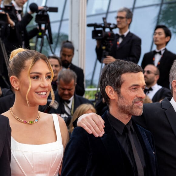 Mais le comédien a magnifiquement défendu l'élégance à la française.
Tom Mercier, Adèle Exarchopoulos, Romain Duris, Thomas Cailley - Montée des marches du film " Kaibutsu (Monster) " lors du 76ème Festival International du Film de Cannes, au Palais des Festivals à Cannes. Le 17 mai 2023 © Olivier Borde / Bestimage