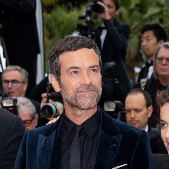 Romain Duris, Billie Blain (Habillée par Celine) - Montée des marches du film " Kaibutsu (Monster) " lors du 76ème Festival International du Film de Cannes, au Palais des Festivals à Cannes. Le 17 mai 2023 © Olivier Borde / Bestimage
