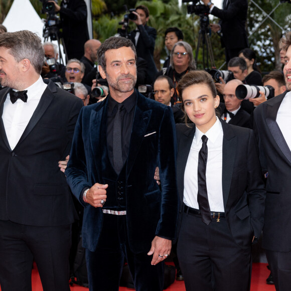 Thomas Cailley, Romain Duris, Billie Blain (Habillée par Celine) - Montée des marches du film " Kaibutsu (Monster) " lors du 76ème Festival International du Film de Cannes, au Palais des Festivals à Cannes. Le 17 mai 2023 © Olivier Borde / Bestimage