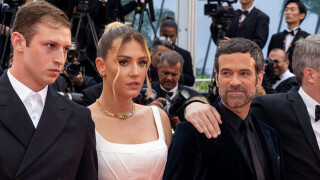 Cannes 2023 : Adèle Exarchopoulos renversante en crop-top moulant et jupe satinée, Romain Duris au top