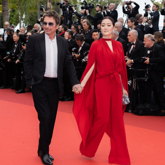 L'héroïne d'Epouses et concubines fait toujours sensation sur le tapis rouge de Cannes qu'elle connaît bien
Jean-Michel Jarre et sa compagne Gong Li - Montée des marches du film " Indiana Jones et le cadran de la destinée (Indiana Jones and the Dial of destiny) " lors du 76ème Festival International du Film de Cannes, au Palais des Festivals à Cannes. Le 18 mai 2023 © Jacovides-Moreau / Bestimage