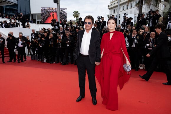 Jean-Michel Jarre et sa compagne Gong Li - Montée des marches du film " Indiana Jones et le cadran de la destinée (Indiana Jones and the Dial of destiny) " lors du 76ème Festival International du Film de Cannes, au Palais des Festivals à Cannes. Le 18 mai 2023 © Jacovides-Moreau / Bestimage