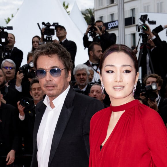 Jean-Michel Jarre et sa compagne Gong Li - Montée des marches du film " Indiana Jones et le cadran de la destinée (Indiana Jones and the Dial of destiny) " lors du 76ème Festival International du Film de Cannes, au Palais des Festivals à Cannes. Le 18 mai 2023 © Jacovides-Moreau / Bestimage