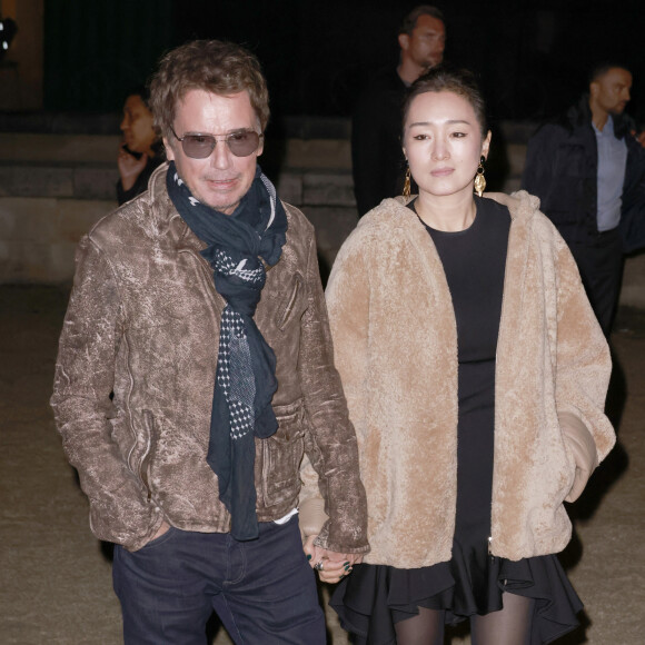 Les amoureux, relativement discrets, ont officialisé leur relation en 2019
Jean Michel Jarre et sa compagne Gong Li arrivent au défilé "Walk Your Worth" By L'Oreal à l'Ecole Militaire lors de la fashion week PAP femme printemps / été 2023 le 2 octobre 2022. Christophe Aubert via Bestimage