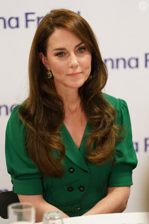 Elle a passé beaucoup de temps avec le personnel et les enfants. 
Catherine (Kate) Middleton, princesse de Galles,visite le Centre Anna Freud, un centre de recherche, de formation et de traitement sur la santé mentale des enfants à Londres, Royaume Uni, le 18 mai 2023. 