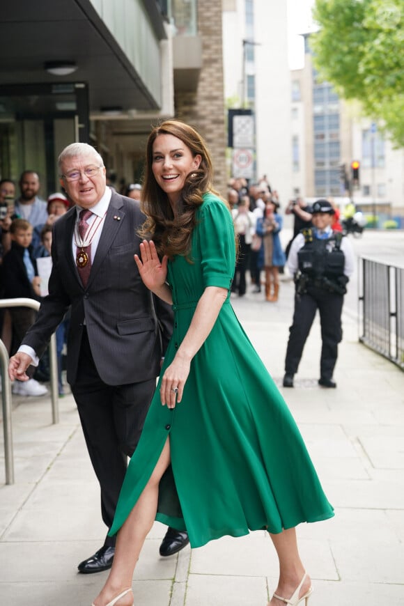 Elle avait choisi pour cette visite une tenue très printanière avec sa robe verte. 
Catherine (Kate) Middleton, princesse de Galles, arrive pour une visite au Centre Anna Freud, un centre de recherche, de formation et de traitement sur la santé mentale des enfants à Londres, Royaume Uni, le 18 mai 2023. 