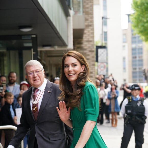 Elle avait choisi pour cette visite une tenue très printanière avec sa robe verte. 
Catherine (Kate) Middleton, princesse de Galles, arrive pour une visite au Centre Anna Freud, un centre de recherche, de formation et de traitement sur la santé mentale des enfants à Londres, Royaume Uni, le 18 mai 2023. 