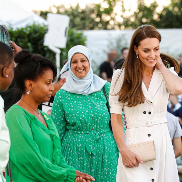 Une tenue quasi identique à celle portée l'an dernier ! 
Catherine (Kate) Middleton, duchesse de Cambridge, lors d'une cérémonie multiconfessionnelle et de dépôt de couronnes au pied de la tour Grenfell à Londres, Royaume Uni, le 14 juin 2022, en souvenir de ceux qui sont morts dans l'incendie de la tour Grenfell le 14 juin 2018. 