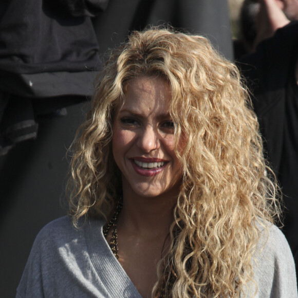 Depuis plus d'un mois, Shakira a décidé de quitter Barcelone
Shakira danse sur le tournage d'une publicité sur une plage en Catalogne, sous les yeux de son fils Milan, le 8 octobre 2015. La publicité est filmée par un drone.