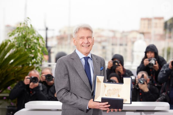 Harrison Ford et sa Palme d'or d'honneur surprise au photocall de "Indiana Jones et le cadran de la destinée" lors du 76ème Festival International du Film de Cannes, le 19 mai 2023. © Jacovides / Moreau / Bestimage