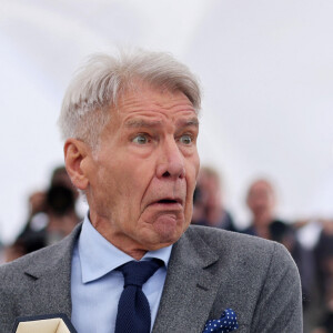 Harrison Ford et sa Palme d'or d'honneur surprise au photocall de Indiana Jones et le cadran de la destinée " lors du 76ème Festival International du Film de Cannes, le 19 mai 2023. © Jacovides / Moreau / Bestimage