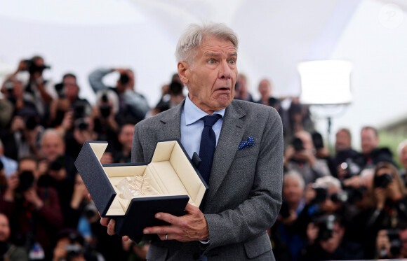 Harrison Ford et sa Palme d'or d'honneur surprise au photocall de Indiana Jones et le cadran de la destinée " lors du 76ème Festival International du Film de Cannes, le 19 mai 2023. © Jacovides / Moreau / Bestimage