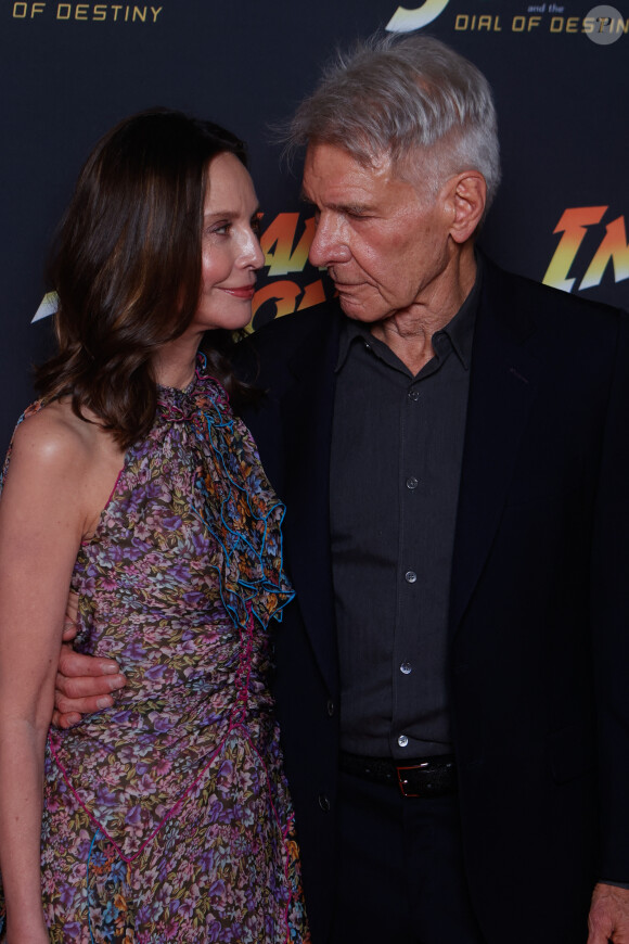 Harrison Ford et sa femme Calista Flockhart - Photocall de la soirée "Indiana Jones et le cadran de la destinée" au Carlton Beach à Cannes, lors du 76ème Festival International du Film de Cannes. Le 18 mai 2023 © Christophe Clovis / Bestimage