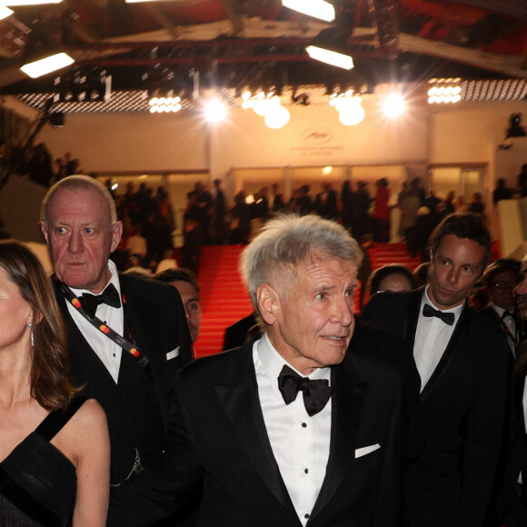 Calista Flockhart et son mari Harrison Ford - Descente des marches du film " Indiana Jones et le cadran de la destinée (Indiana Jones and the Dial of destiny) " lors du 76ème Festival International du Film de Cannes, au Palais des Festivals à Cannes. Le 18 mai 2023 © Jacovides-Moreau / Bestimage