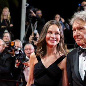 "Le cadran de la destinée", qui sortira le 23 juin 2023, s'ouvre d'ailleurs sur l'ancien visage de Harrison Ford.
Calista Flockhart et son mari Harrison Ford - Descente des marches du film " Indiana Jones et le cadran de la destinée (Indiana Jones and the Dial of destiny) " lors du 76ème Festival International du Film de Cannes, au Palais des Festivals à Cannes. Le 18 mai 2023 © Olivier Borde / Bestimage