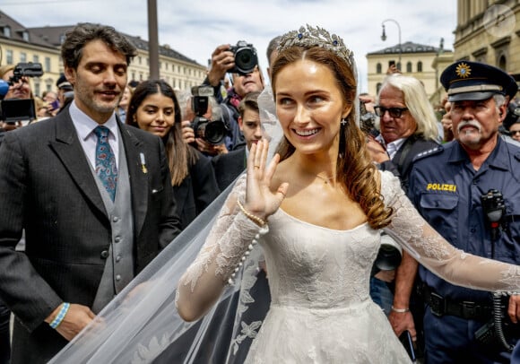 Les deux tourtereaux avaient déjà procédé à un mariage civil le 24 décembre 2022.
Mariage de Louis Prince de Bavière et de Sophie-Alexandra Evekink à l'église Saint Kajetan (Theatinerkirche) à Munich, Allemagne, le 20 mai 2023. 