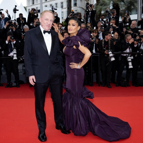 Elle portait une robe signée Alexander McQueen.
François-Henri Pinault et sa femme Salma Hayek - Montée des marches du film " Killers of the flower moon " lors du 76ème Festival International du Film de Cannes, au Palais des Festivals à Cannes. Le 20 mai 2023 © Jacovides-Moreau / Bestimage 