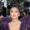 Cannes 2023 : La pulpeuse Salma Hayek ose le décolleté XXL au côté de son époux François Henri-Pinault