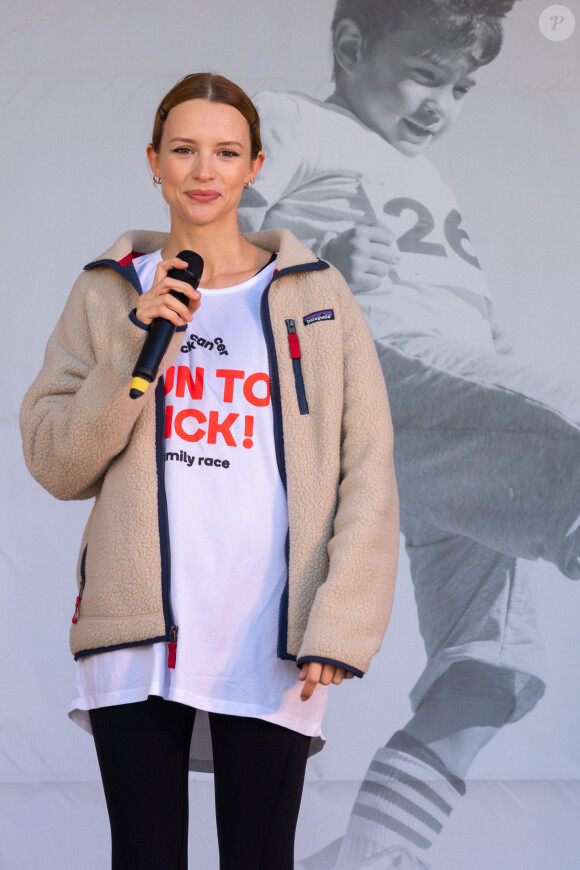 Exclusif - La chanteuse Angèle, marraine de la fondation KickCancer, participe à la course " RUN TO KICK family race " , afin de lutter contre le cancer de tous les enfants.Belgique, Bruxelles, le 25 septembre 2022. 