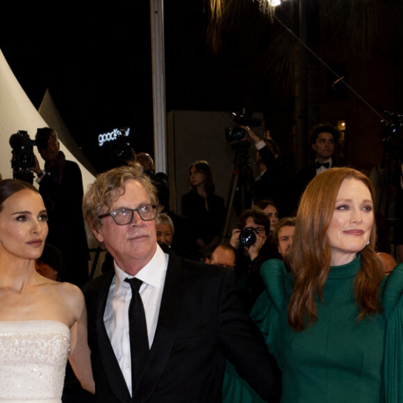 Charles Melton, Natalie Portman, Todd Haynes, Julianne Moore, Cory Michael Smith - Montée des marches du film " May December " lors du 76ème Festival International du Film de Cannes, au Palais des Festivals à Cannes. Le 20 mai 2023 © Jacovides-Moreau / Bestimage