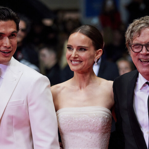 Charles Melton, Natalie Portman, Todd Haynes - Montée des marches du film " May December " lors du 76ème Festival International du Film de Cannes, au Palais des Festivals à Cannes. Le 20 mai 2023 © Jacovides-Moreau / Bestimage