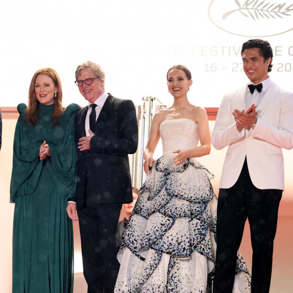 "Certaines personnes, en France, appellent ça Le Macron"
Cory Michael Smith, Julianne Moore, Todd Haynes, Natalie Portman, Charles Melton - Montée des marches du film " May December " lors du 76ème Festival International du Film de Cannes, au Palais des Festivals à Cannes. Le 20 mai 2023 © Jacovides - Moreau / Bestimage