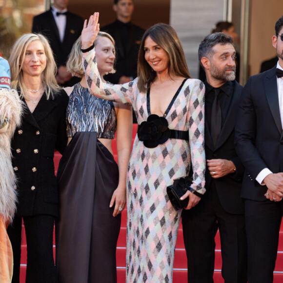 Lukas Turtur, Ksenia Devriendt, Luke Barker, Jessica Hausner, Mia Wasikowska, Elsa Zylberstein, Mathieu Demy, Amir El-Masry, Florence Barker, Gwen Currant, guest - Montée des marches du film " Club Zéro " lors du 76ème Festival International du Film de Cannes, au Palais des Festivals à Cannes. Le 22 mai 2023 © Olivier Borde / Bestimage