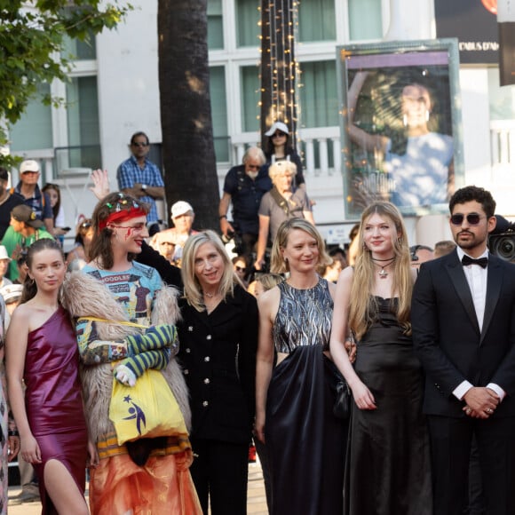 Lukas Turtur, Mathieu Demy, Elsa Zylberstein, Ksenia Devriendt, Luke Barker, Jessica Hausner, Mia Wasikowska, Florence Barker, Amir El-Masry, Gwen Currant, guest - Montée des marches du film " Club Zéro " lors du 76ème Festival International du Film de Cannes, au Palais des Festivals à Cannes. Le 22 mai 2023 © Olivier Borde / Bestimage