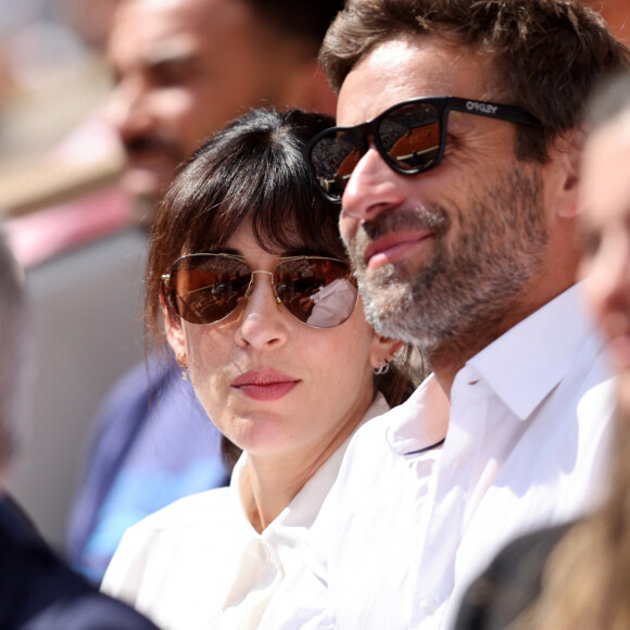 Pour rappel, Arnaud Clément et Nolwenn Leroy sont ensemble depuis 2008. Une histoire sans nuage.
Nolwenn Leroy et son compagnon Arnaud Clément dans les tribunes lors des Internationaux de France de Tennis de Roland Garros 2022. Paris, le 5 juin 2022. © Dominique Jacovides/Bestimage 