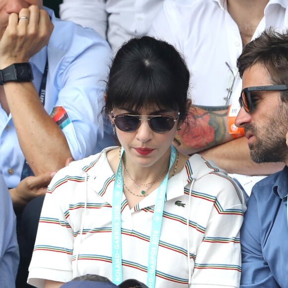 Nolwenn Leroy et son compagnon Arnaud Clément dans les tribunes des Internationaux de France de Tennis de Roland Garros à Paris, le 10 juin 2018. © Dominique Jacovides - Cyril Moreau/Bestimage 